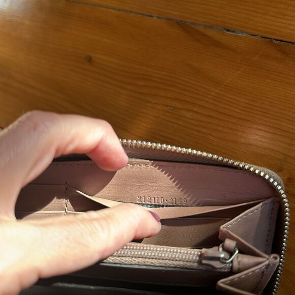 Gucci Wallet - dusty rose with embossed logo - Picture 8 of 8